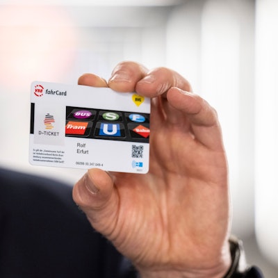 Rolf Erfurt, Vorstand Betrieb der Berliner Verkehrsbetriebe BVG, hält ein Deutschlandticket in der Hand. (Archivbild)