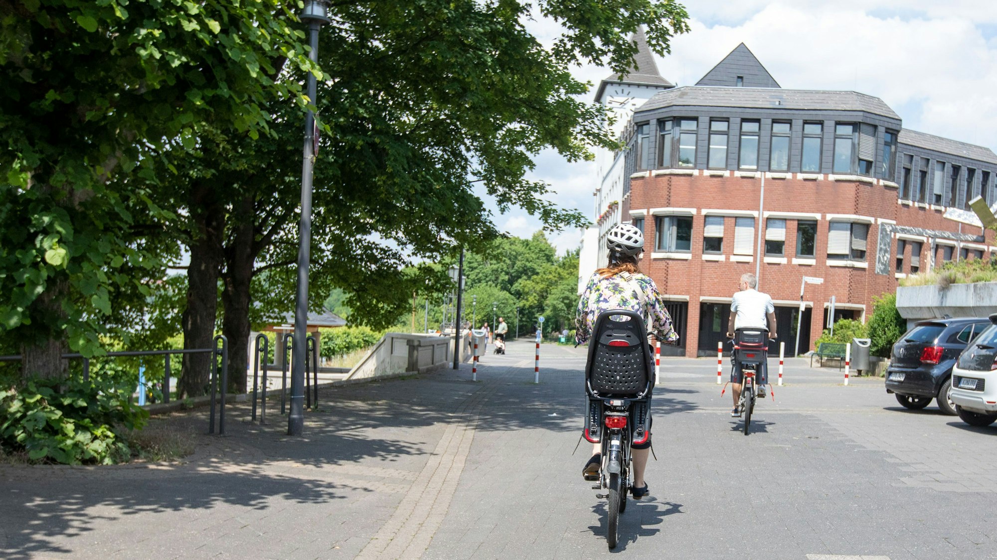 Eine Radfahrerin auf der Rheinpromenade