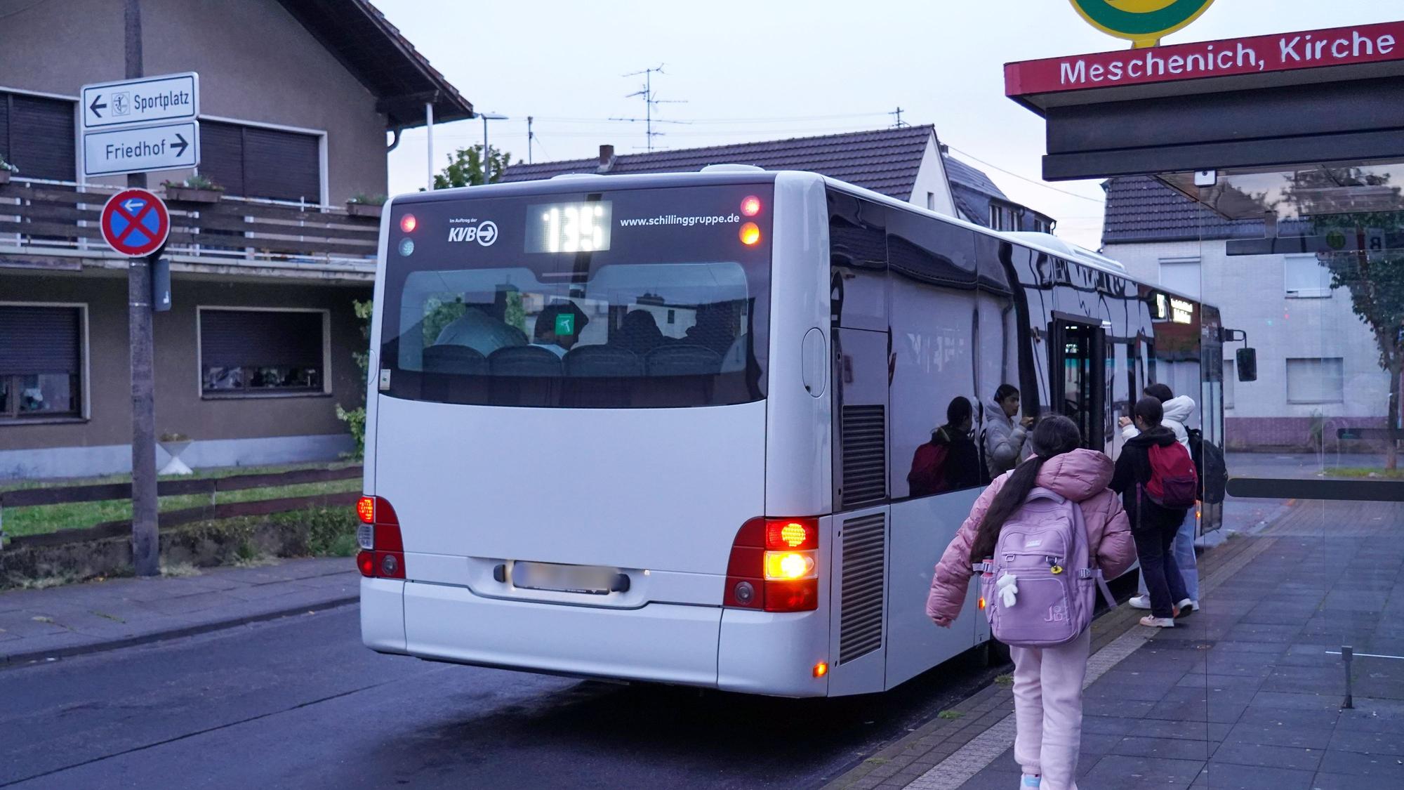 Schüler steigen in Meschenich in den 135er, um zur Schule zu kommen.
