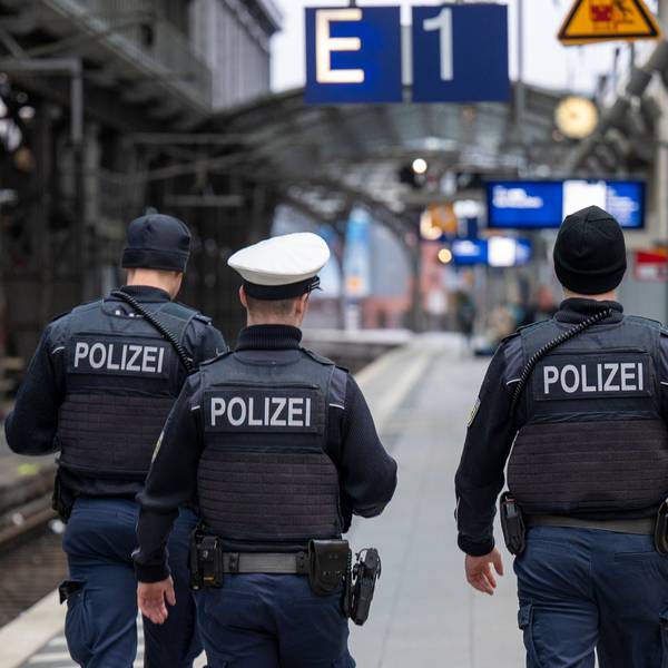 Köln: Polizeibeamte patrouillieren im Hauptbahnhof (Symbolbild). Am Mittwochabend gibt es hier einen Notarzteinsatz.