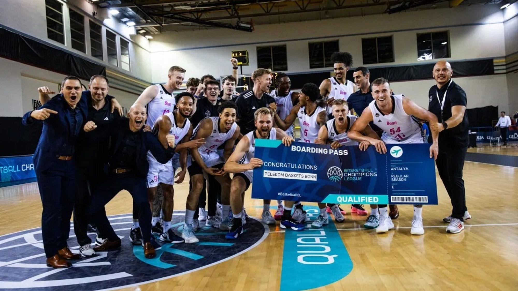Außer Rand und Band: Die Baskets jubeln nach dem Sieg über Sassari.