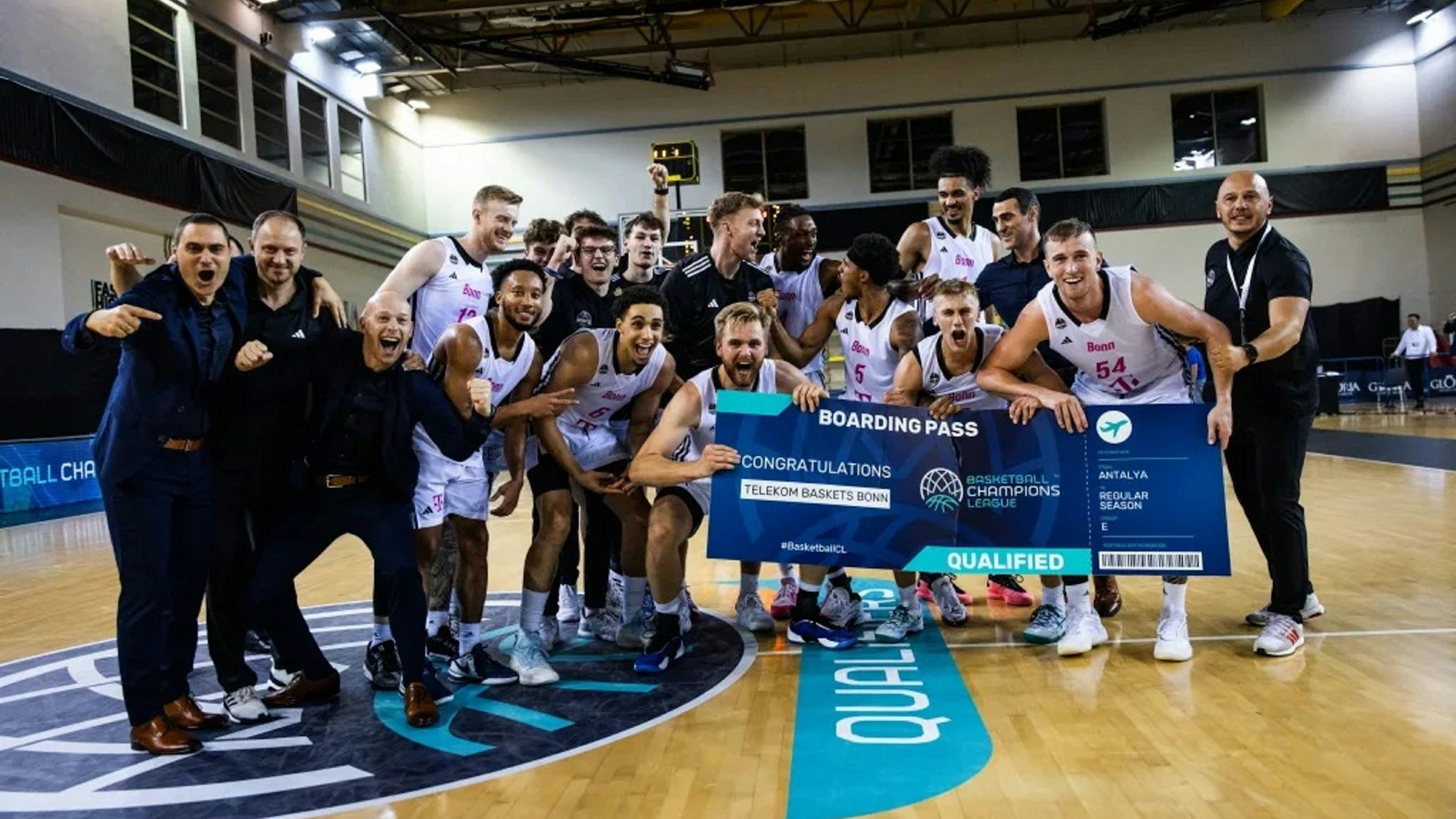 Außer Rand und Band: Die Baskets jubeln nach dem Sieg über Sassari.