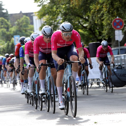 Niklas Mäger (vorne) und das Team Kern-Haus überzeugen beim Heimrennen in Spich.