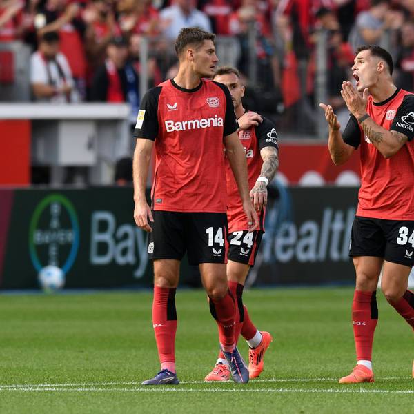 Granit Xhaka (r.) diskutiert beim 4:3-Sieg gegen Wolfsburg mit seinem Leverkusener Teamkollegen Patrik Schick.