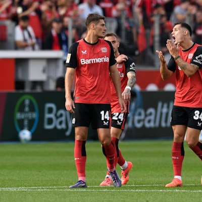 Granit Xhaka (r.) diskutiert beim 4:3-Sieg gegen Wolfsburg mit seinem Leverkusener Teamkollegen Patrik Schick.