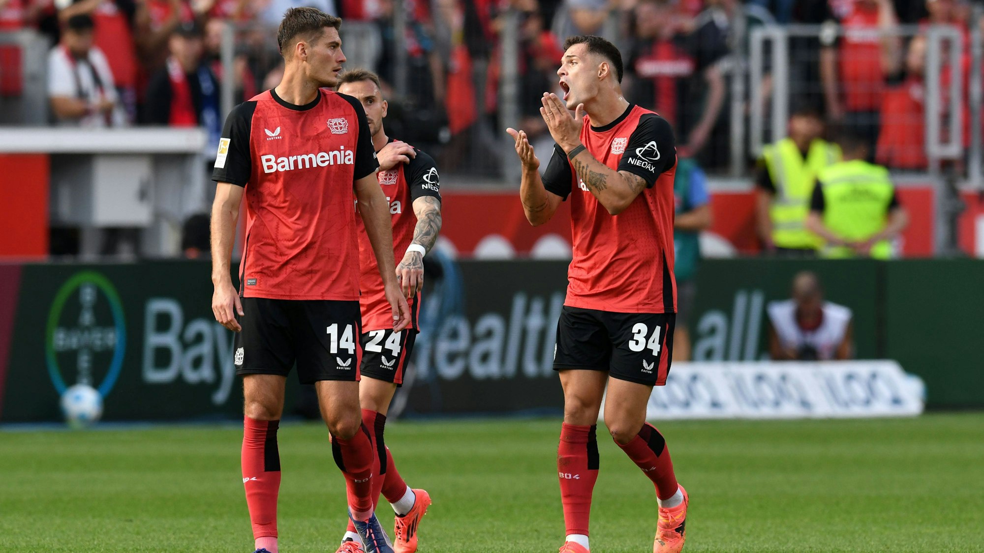 Granit Xhaka (r.) diskutiert beim 4:3-Sieg gegen Wolfsburg mit seinem Leverkusener Teamkollegen Patrik Schick.