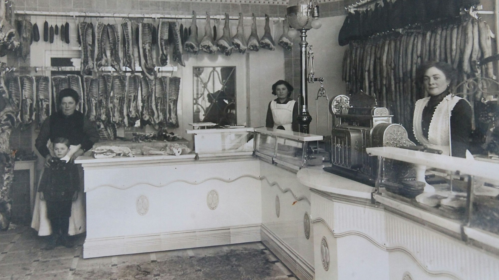 Schwarzweißfoto des Verkaufsraums einer Metzgerei von 1915