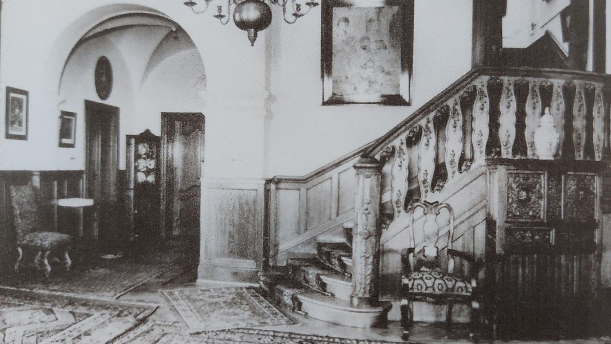 Diele mit herrschaftlichem Treppenaufgang in der Villa Risch.