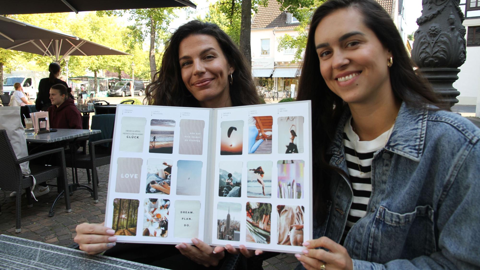 Zwei Frauen mit einem Steckalbum