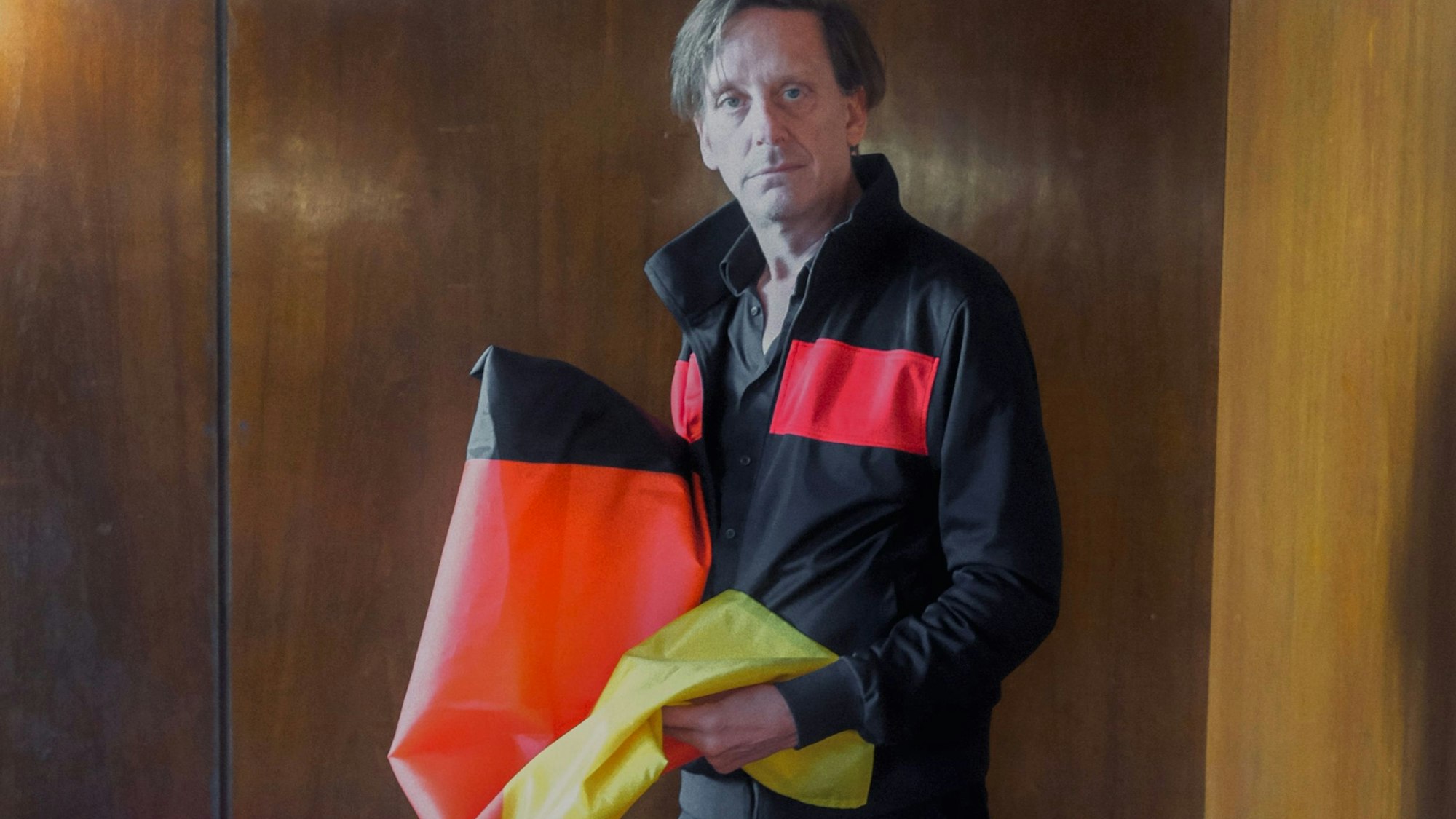 Kay Voges mit deutscher Flagge