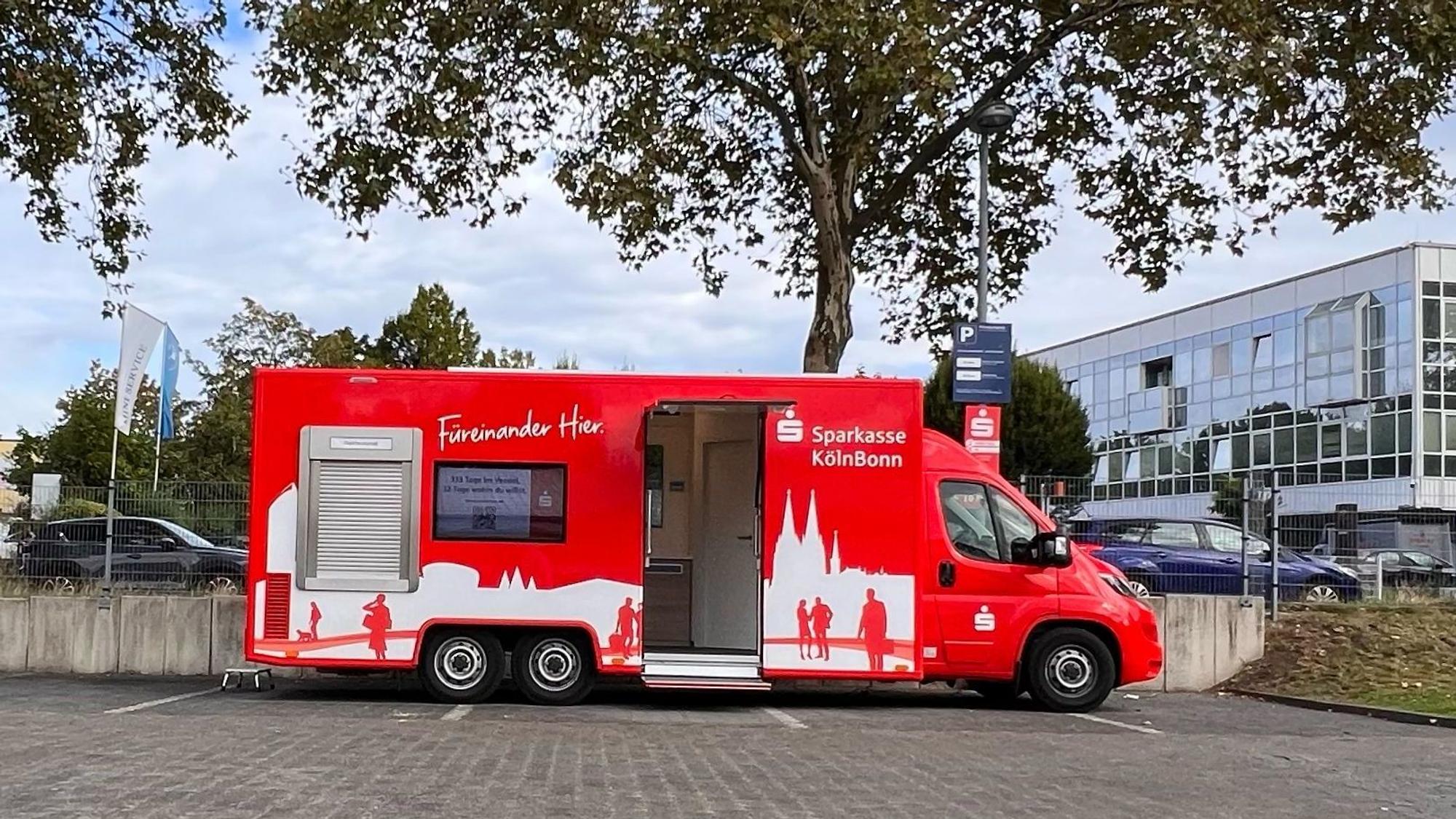 Zu sehen ist ein Sparkassenbus im Stadtteil Finkenberg.