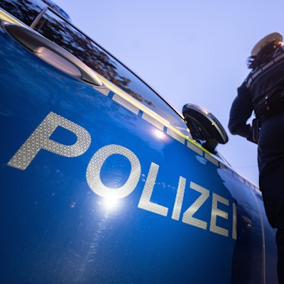 ILLUSTRATION - 30.11.2023, Baden-Württemberg, Stuttgart: Polizeikontrolle. (zu dpa: «Spritztour mit Linienbus - 120.000 Euro Schaden») Foto: Marijan Murat/dpa +++ dpa-Bildfunk +++