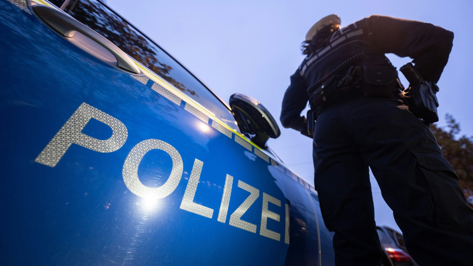 ILLUSTRATION - 30.11.2023, Baden-Württemberg, Stuttgart: Polizeikontrolle. (zu dpa: «Spritztour mit Linienbus - 120.000 Euro Schaden») Foto: Marijan Murat/dpa +++ dpa-Bildfunk +++