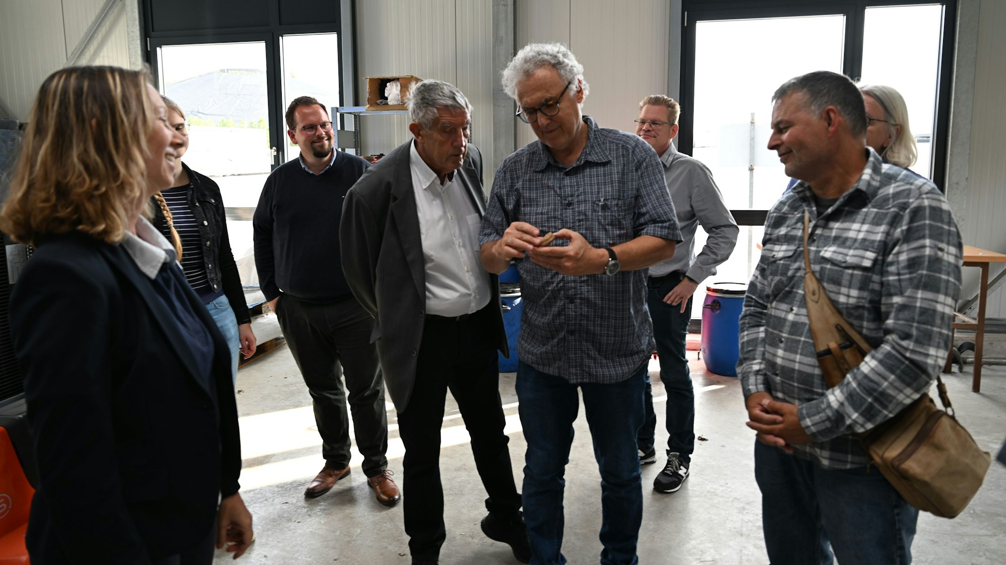 Der Kreisentwicklungsausschuss informiert sich auf Metabolon über die Forschungsvorhaben in der Halle 4. Tanja Hag von der TH Köln erläuterte die Projekte.