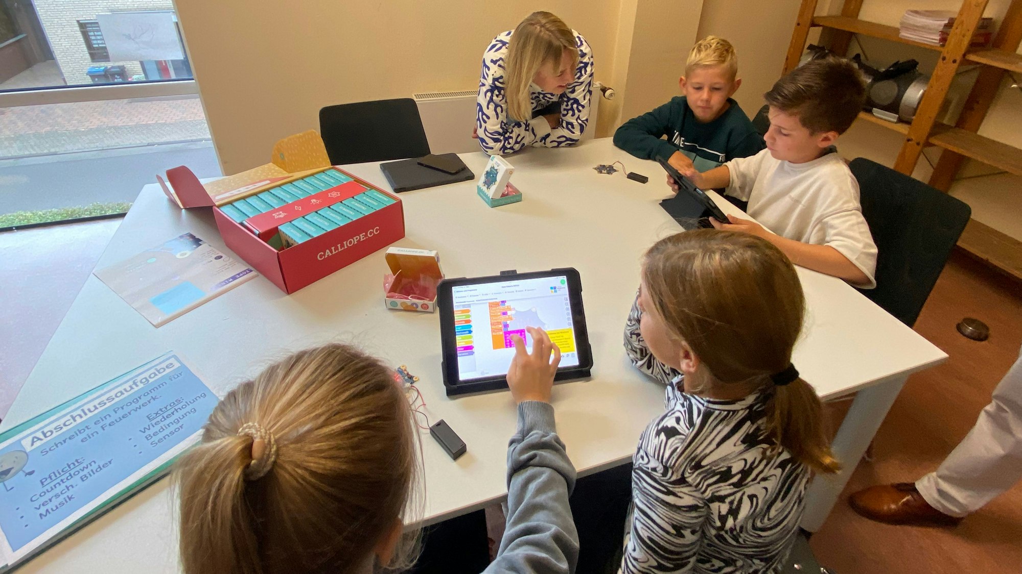 Auf dem iPad erarbeiten die Viertklässler eigene Programme für den Minicomputer Calliope. Die von der Porzer Bürgerstiftung gespendeten Unterrichtsmaterialien ermöglichen einen frühen Einstieg in die digitale Welt