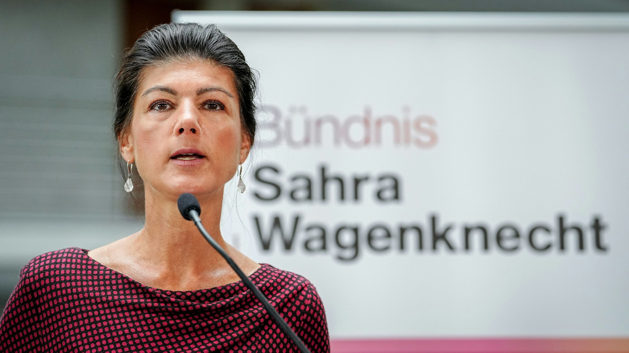 Sahra Wagenknecht, Parteivorsitzende vom Bündnis Sahra Wagenknecht (BSW) gibt ein Pressestatement in Berlin.