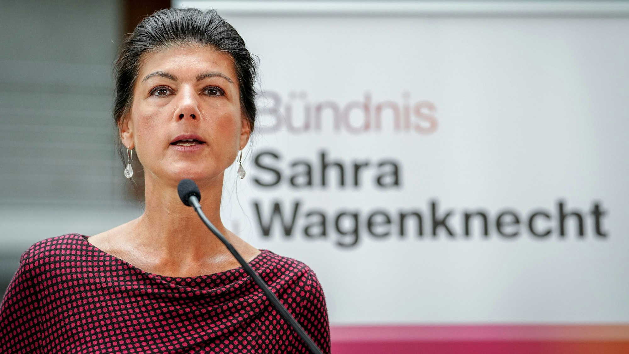 ARCHIV - 09.09.2024, Berlin: Sahra Wagenknecht, Prarteivorsitzende vom Bündnis Sahra Wagenknecht (BSW) gibt ein Pressestatement. (zu dpa: «BSW gründet Landesverband in Rheinland-Pfalz») Foto: Kay Nietfeld/dpa +++ dpa-Bildfunk +++