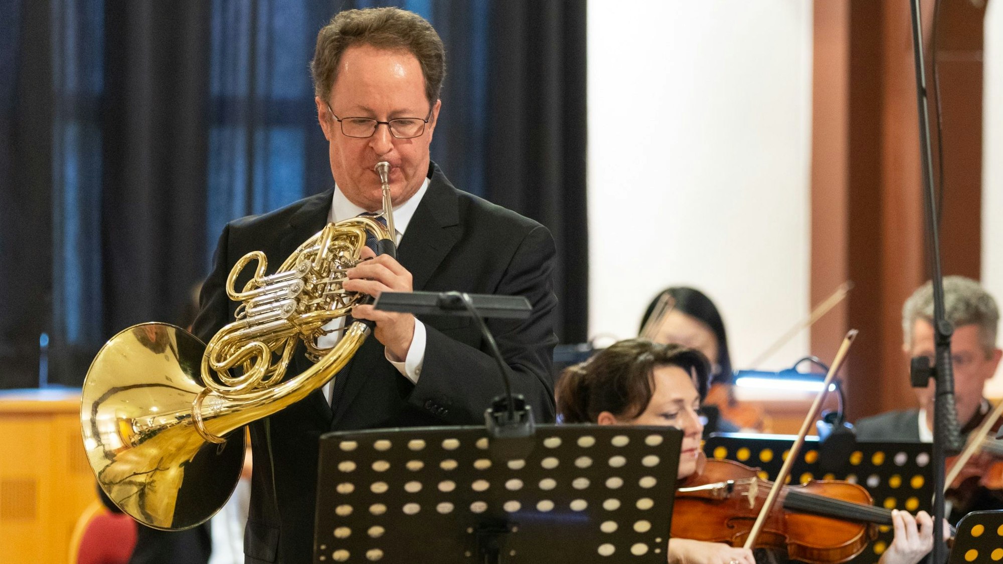 Der Hornist Michael Nassauer interpretierte zusammen mit dem Orchester ein Konzert von Richard Strauss.