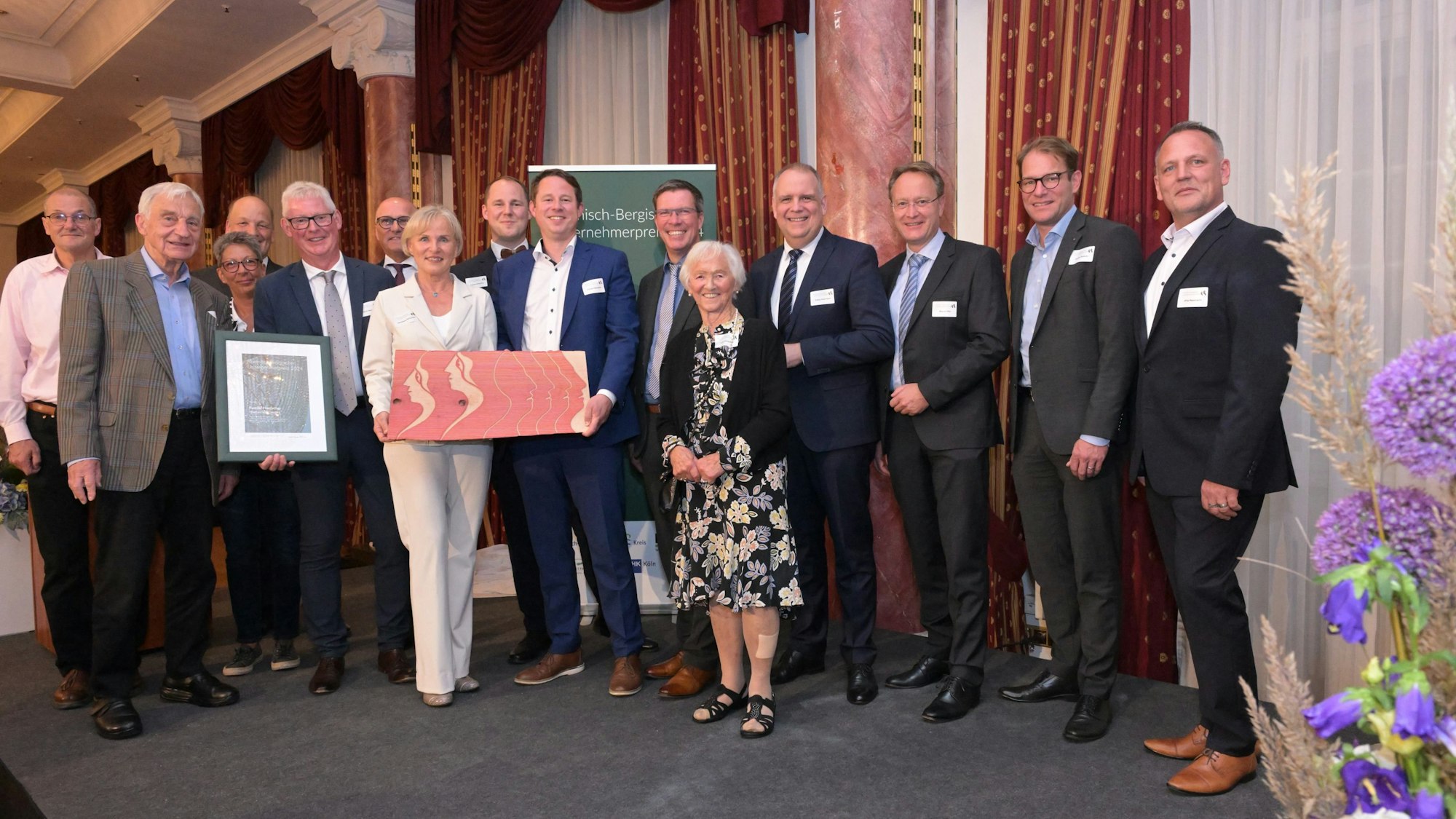 Familie Hamacher bekam den Preis von der Jury des Rheinisch-Bergischen Unternehmerpreises überreicht.