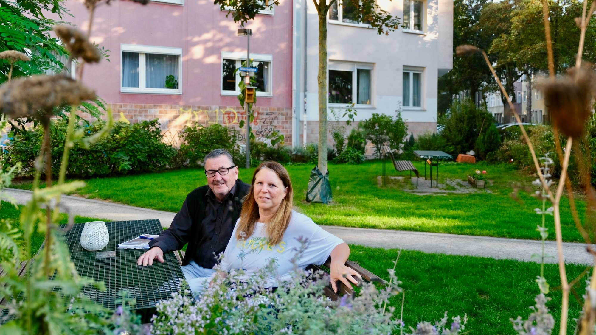 Initiativenmitglieder Bernhard Bayerlein und Kathrin Ulbricht-Bucher auf der Grünfläche am Sternplatz.