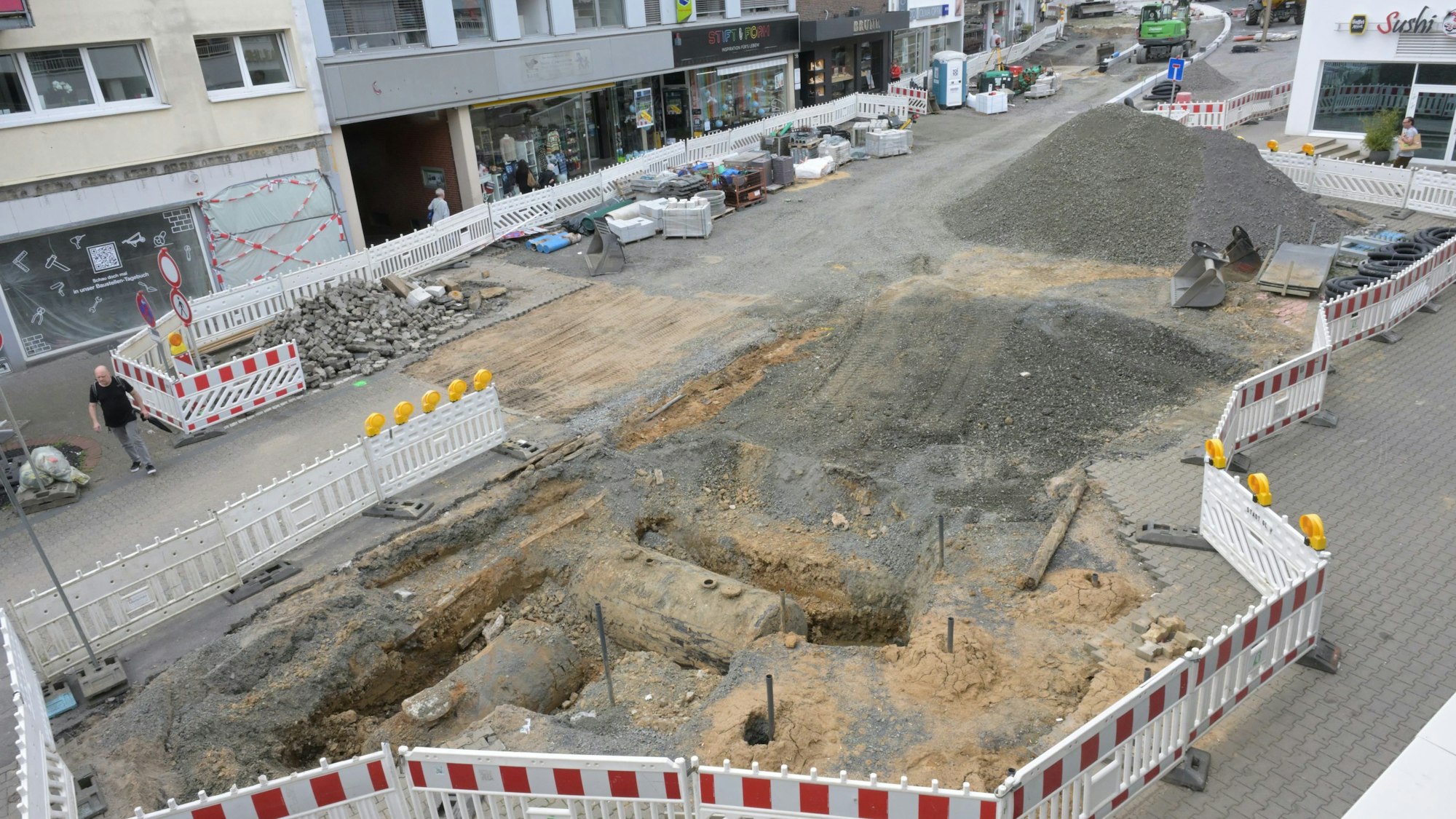 Das Foto zeigt die Schloßstraße mit zwei Tanks im Untergrund.