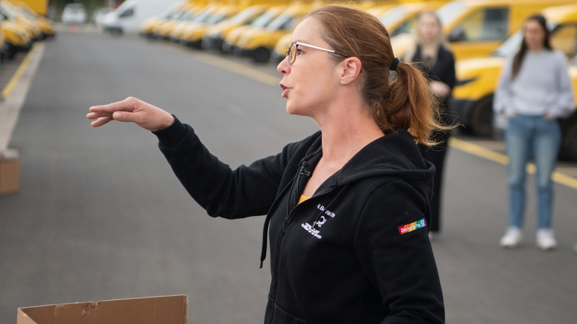 Sarah Schneider simuliert eine Paketzustellung.