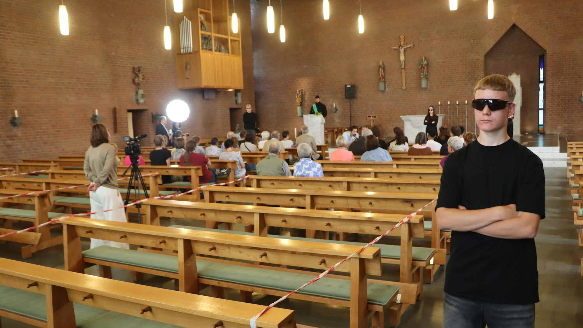 Wenig vertrauenserweckend: Die Leibwächter des Präsidenten von Fremdistan mit Sonnenbrille, ein Teil des Spiels in der Kirche.