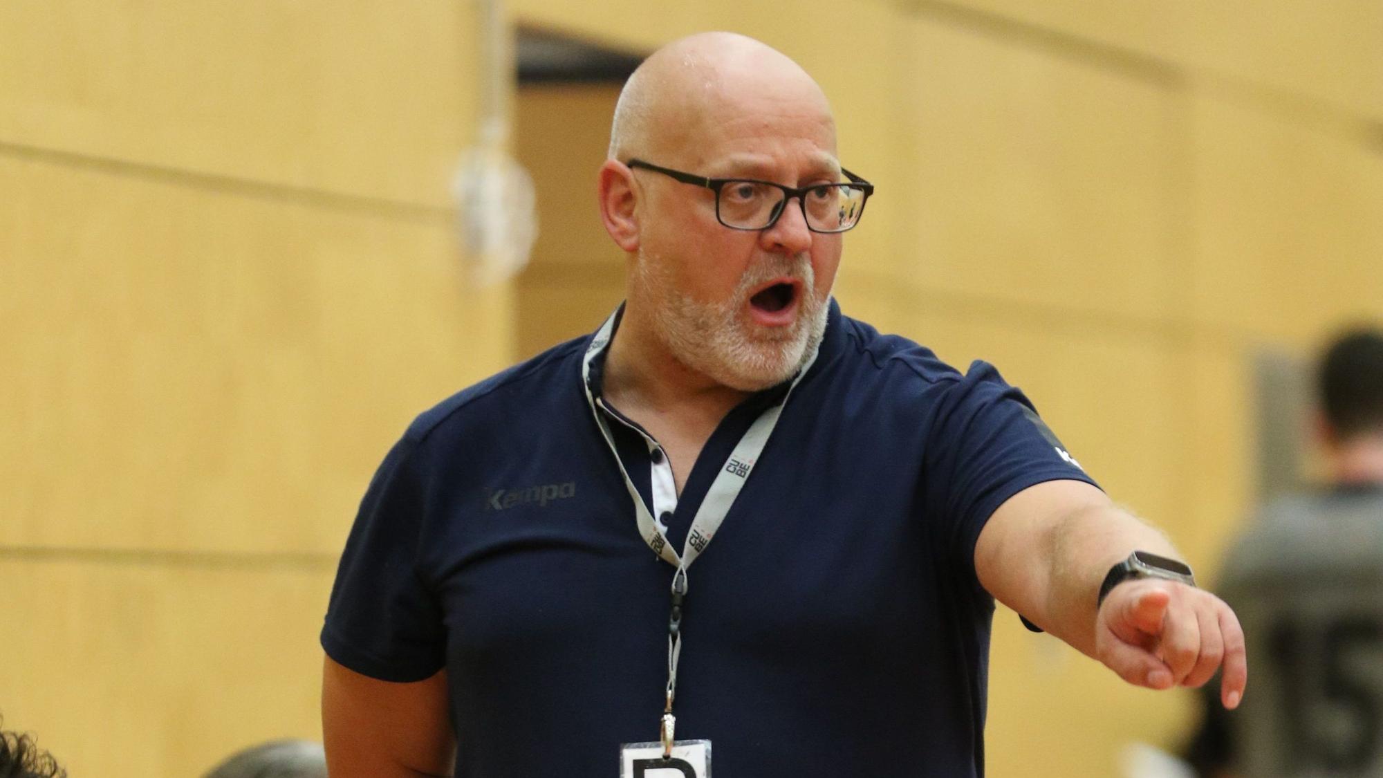 Euskirchens Trainer Frank Rösgen zeigt mit dem linken Zeigenfinger nach vorne.