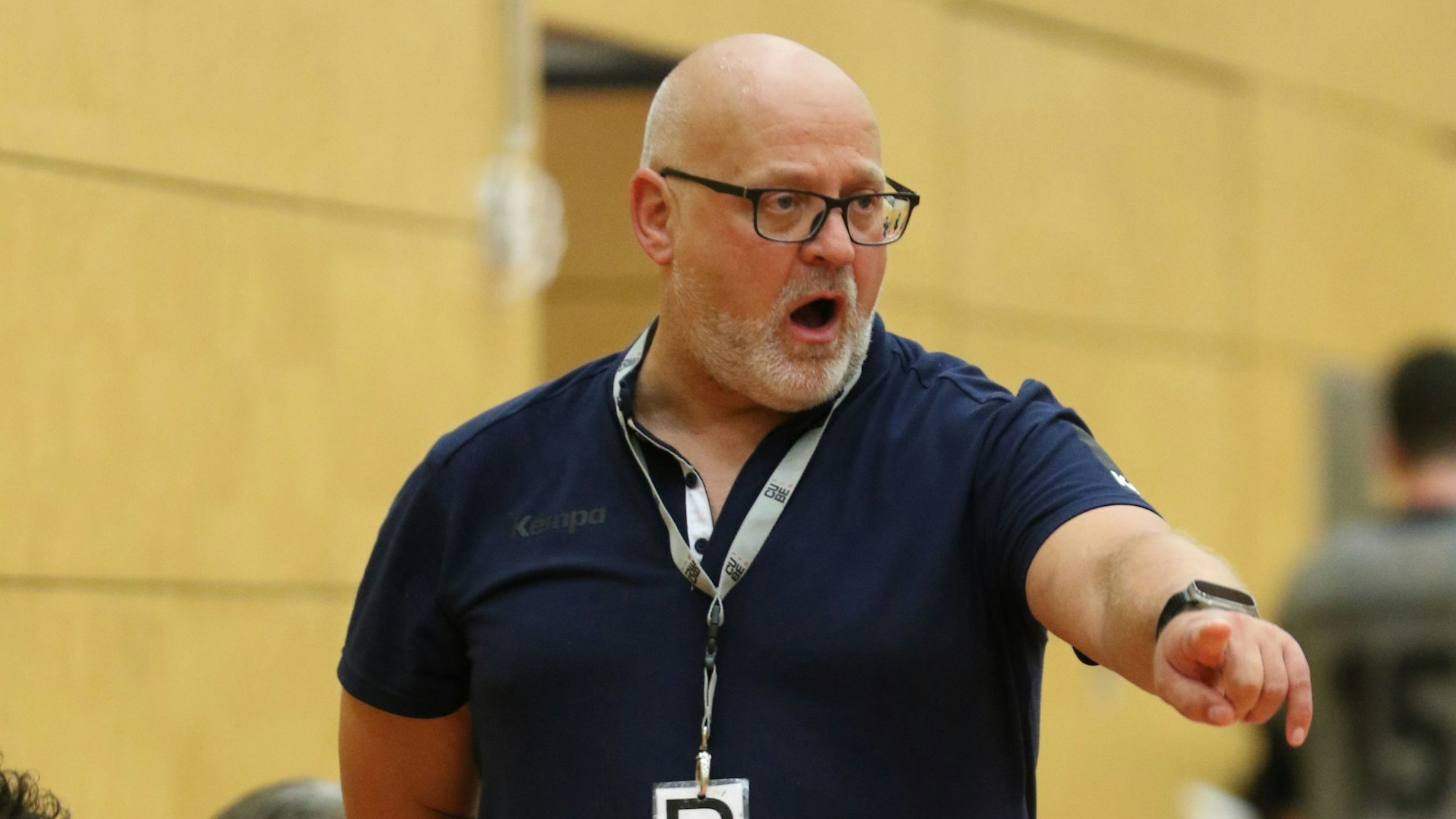 Euskirchens Trainer Frank Rösgen zeigt mit dem linken Zeigenfinger nach vorne.