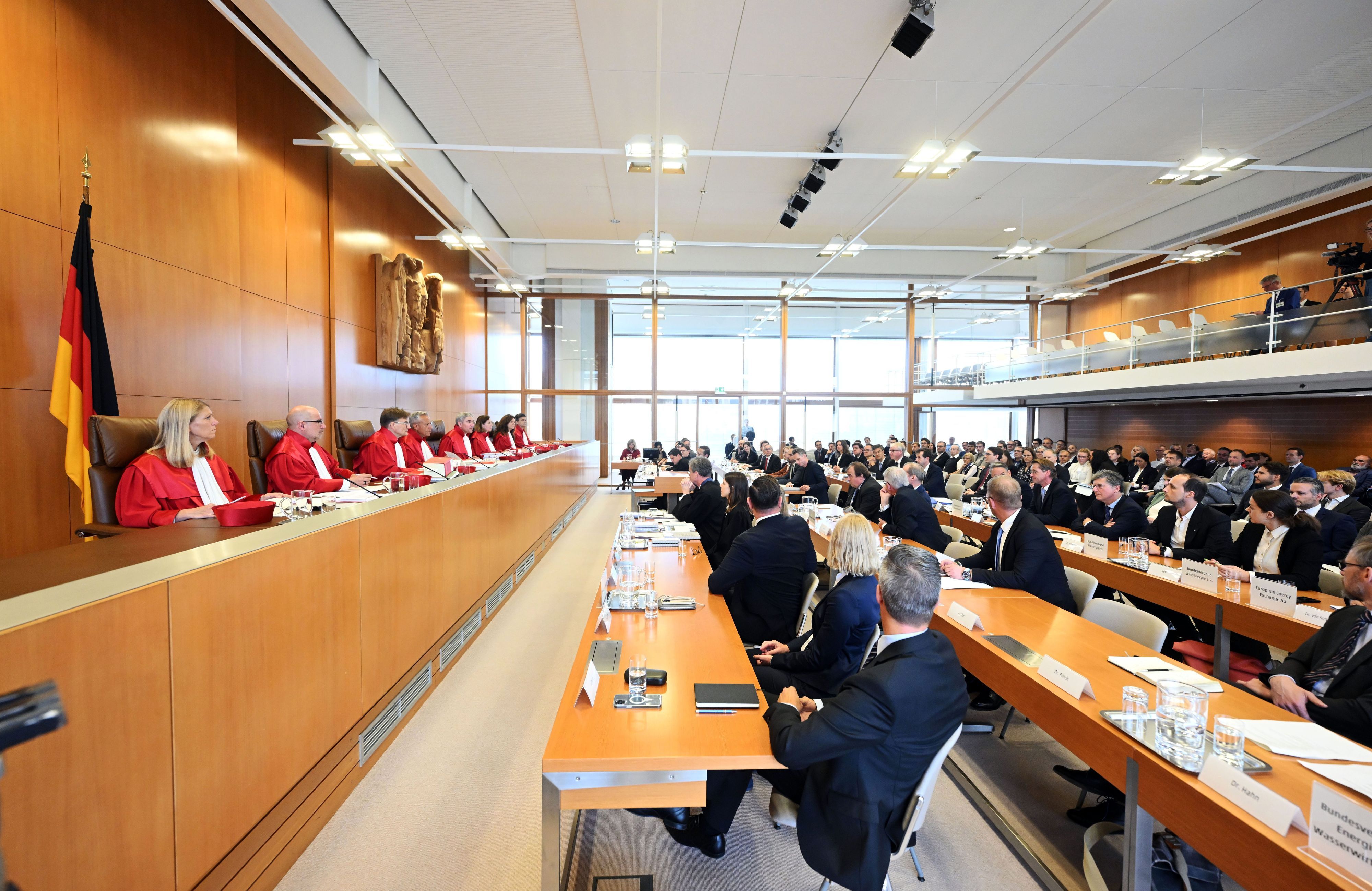 24.09.2024, Baden-Württemberg, Karlsruhe: Der Erste Senat des Bundesverfassungsgericht, (l-r) Miriam Meßling, Heinrich Amadeus Wolff, Henning Radtke, Josef Christ, Stephan Harbarth, Vorsitzender des Senats und Präsident des Gerichts, Yvonne Ott, Ines Härtel und Martin Eifert, eröffnet die mündliche Verhandlung zur Abschöpfung von Überschusserlösen nach der Strompreisbremse.