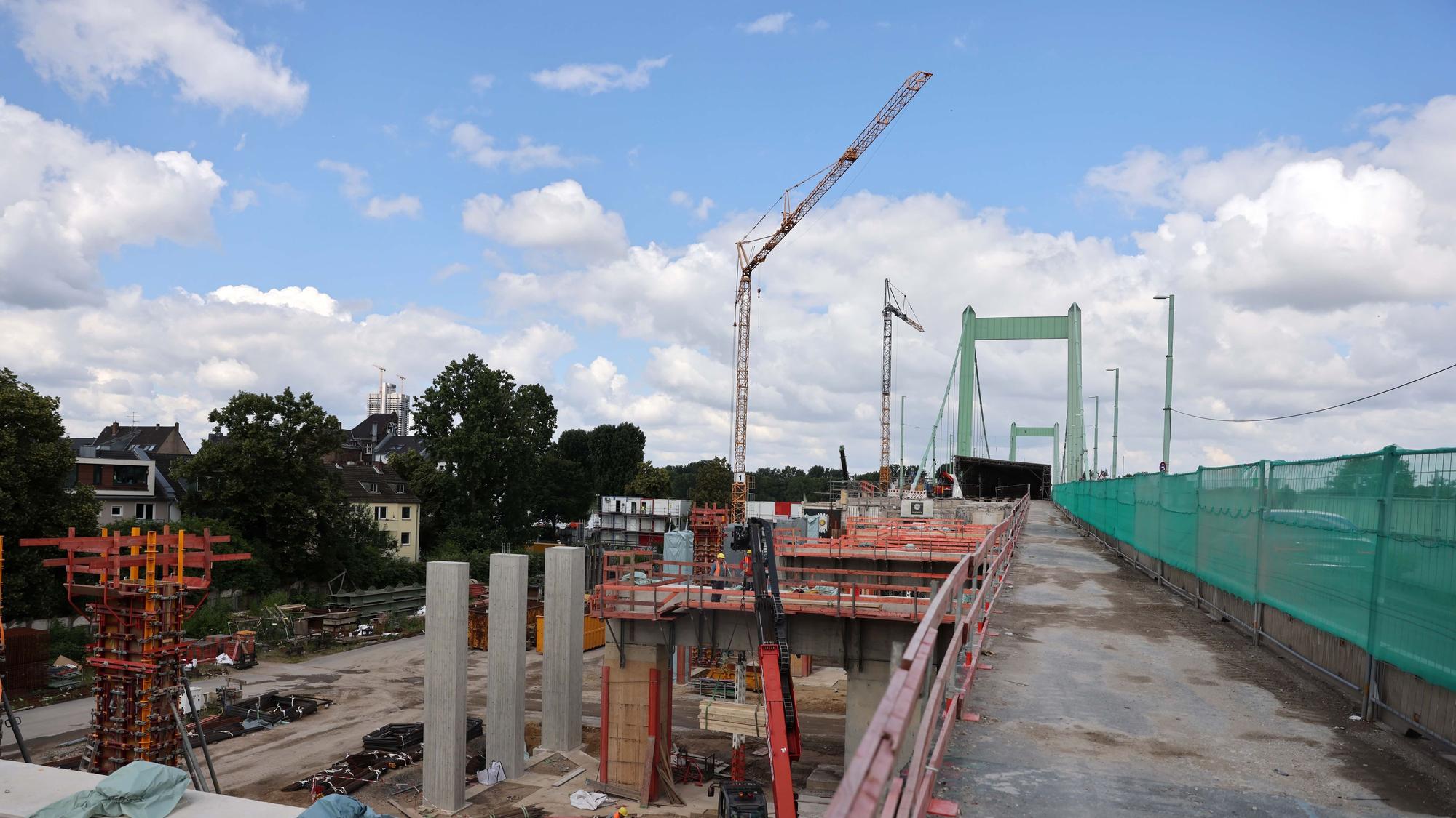 Die rechtsrheinische Rampe wird neu gebaut. Doch kommt es zum Problemen mit den Anschlüssen.