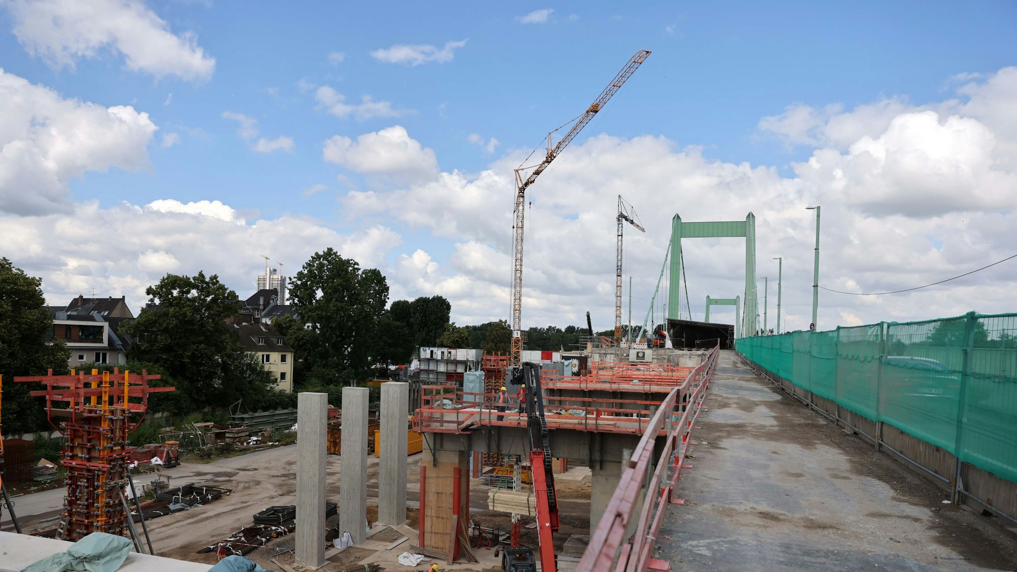 Die rechtsrheinische Rampe wird neu gebaut. Doch kommt es zum Problemen mit den Anschlüssen.