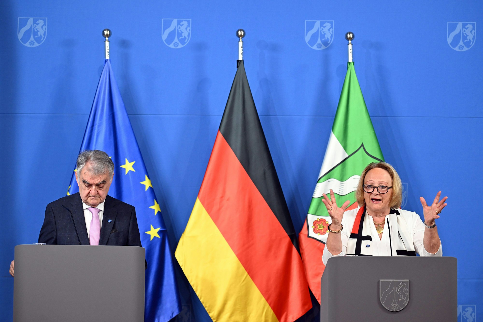 Düsseldorf: Herbert Reul (CDU), nordrhein-westfälischer Innenminister, und die Antisemitismusbeauftragte des Landes, Sabine Leutheusser-Schnarrenberger (FDP), präsentieren die Studie „Antisemitismus in der Gesamtgesellschaft von Nordrhein-Westfalen im Jahr 2024“