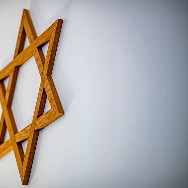 Ein Davidstern hängt an einer Wand im Gebetsraum der Neuen Synagoge. NRW-Innenminister Herbert Reul (CDU) und die Antisemitismusbeauftragte Sabine Leutheusser-Schnarrenberger legen am Dienstag eine Dunkelfeldstudie zur Verbreitung antisemitischer Einstellungen in Nordrhein-Westfalen vor.