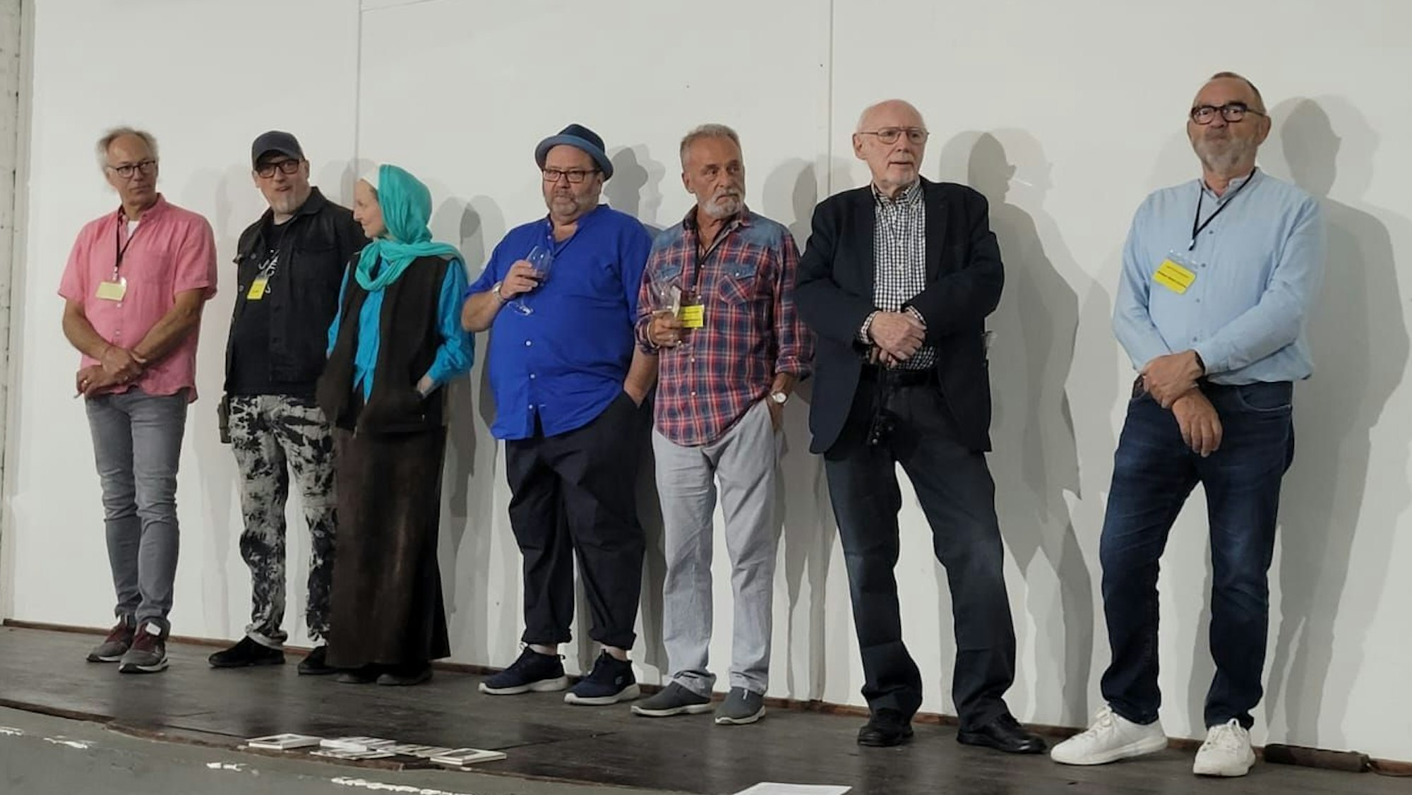 Die ausstellenden Mitglieder des Künstlerkreises: Thomas Koken, Peter Mück, Rabi'a Lösener, Rob Herff, Wolfgang P. Klinkhammer, Ibo Minssen und Norbert Walter-Borjans (v.l.).