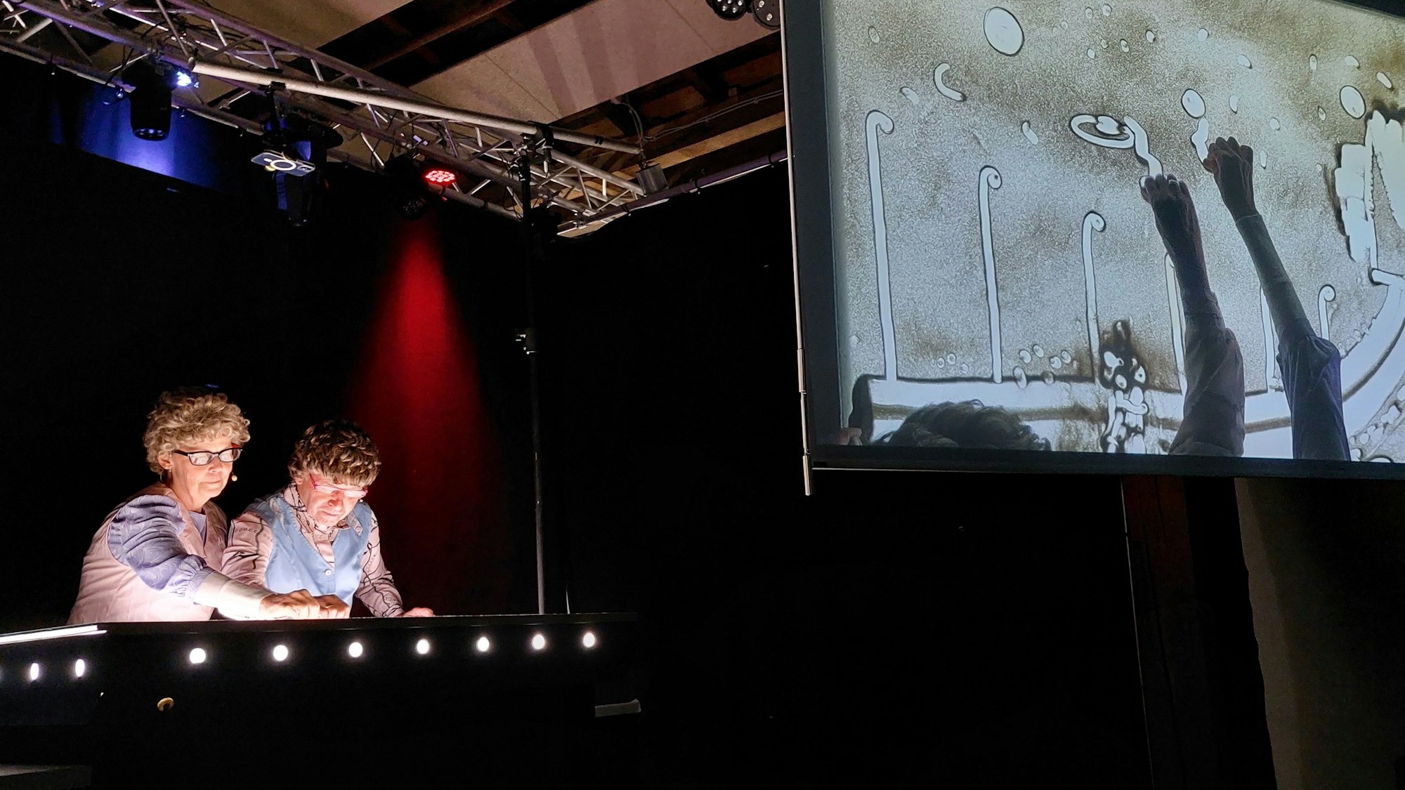 Zwei als Putzfrauen verkleidete Kabarettisten.