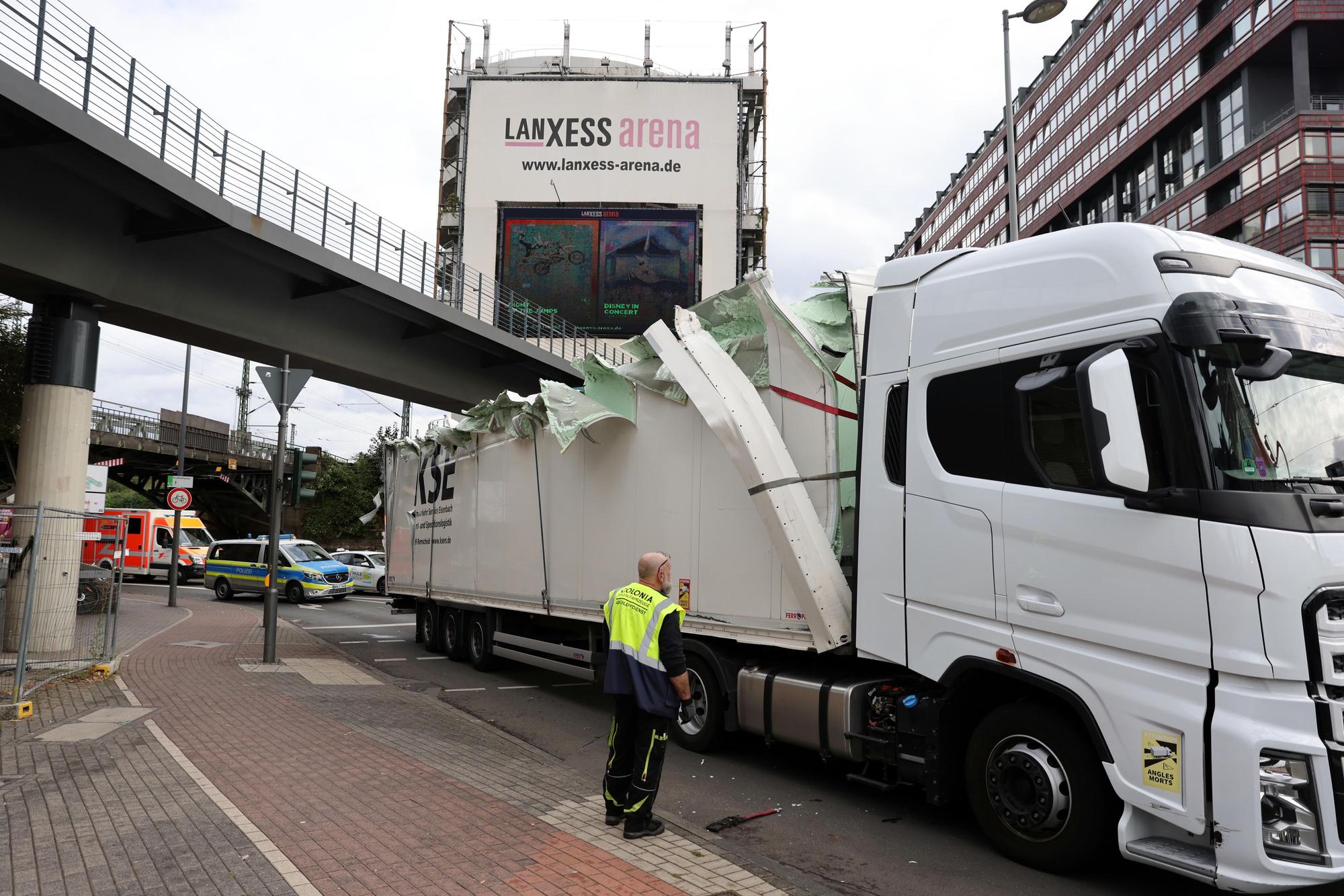 Köln, RSK, LKW bleibt an der Eisenbahn-Brücke in Deutz (nahe Arena/Stadthaus) hängen