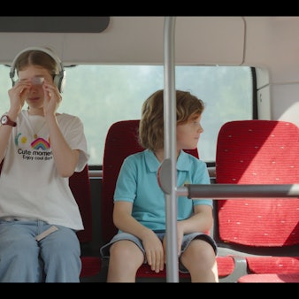 Zwei Kinder sitzen im Bus.