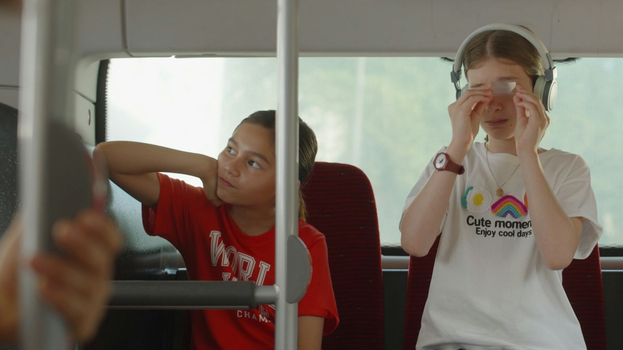 Zwei Kinder sitzen im Bus.