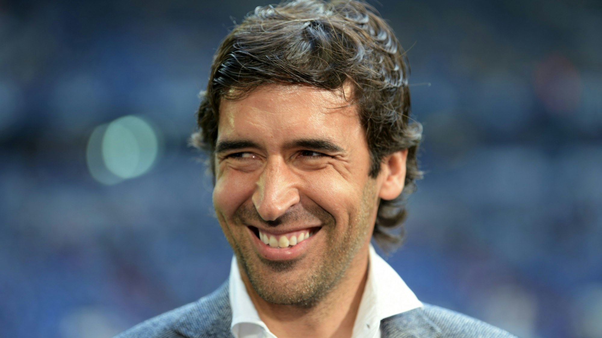Der ehemalige Schalke-Spieler Raul lächelt während eines Interviews.