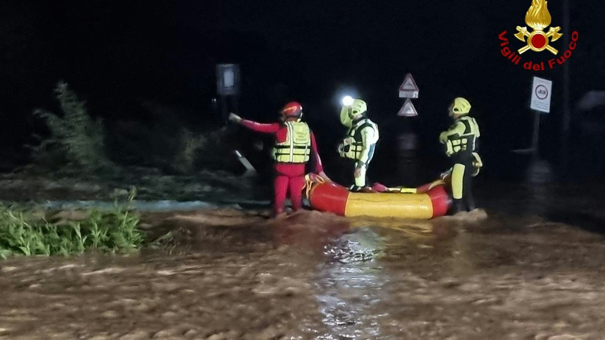 Italien, Montecatini Val di Cecina: Einsatzkräfte suchen einen überschwemmten Bereich ab. Zwei deutsche Touristen werden nach starkem Regen in der Toskana von den Fluten eines Bachs mitgerissen und gelten als vermisst.
