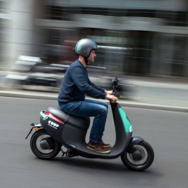 Ein Mann auf einem Motorroller
