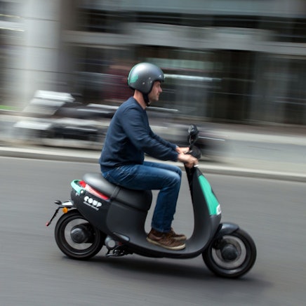 Ein Mann auf einem Motorroller