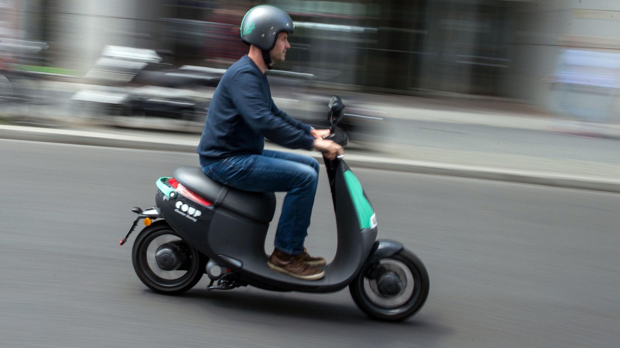 Ein Mann auf einem Motorroller