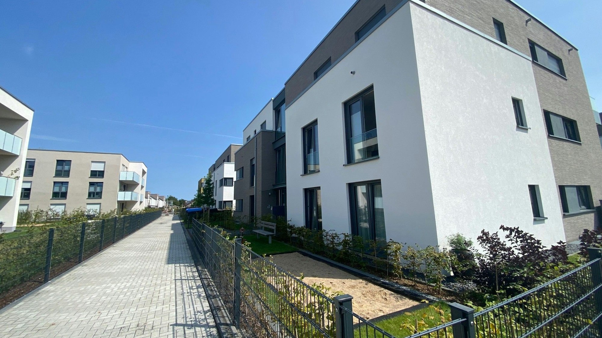 Zu sehen sind neu errichtete Mehrfamilienhäuser.