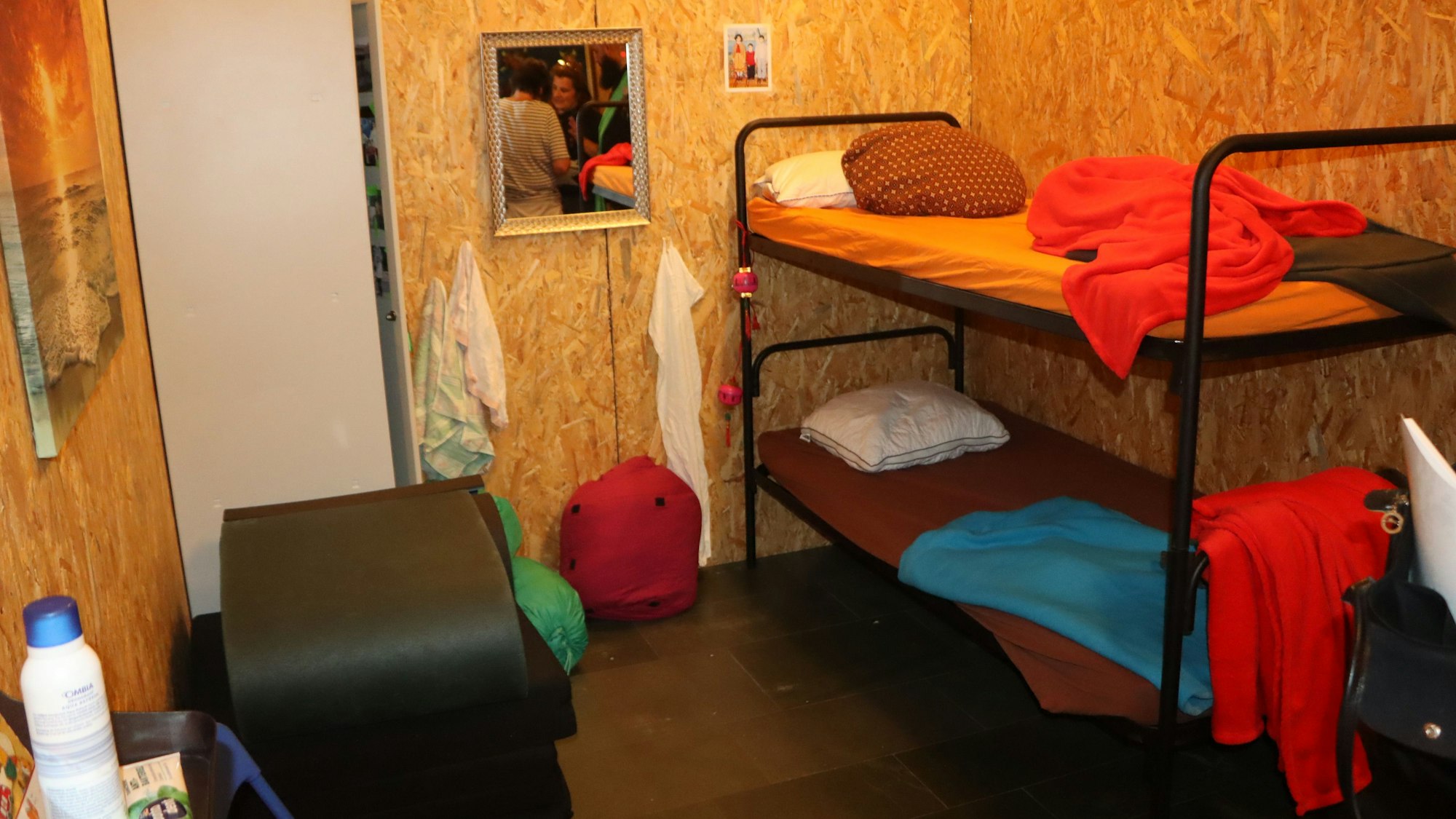 Der Weg führt durch eine Schlafstätte mit Original-Flüchtlingsbetten.