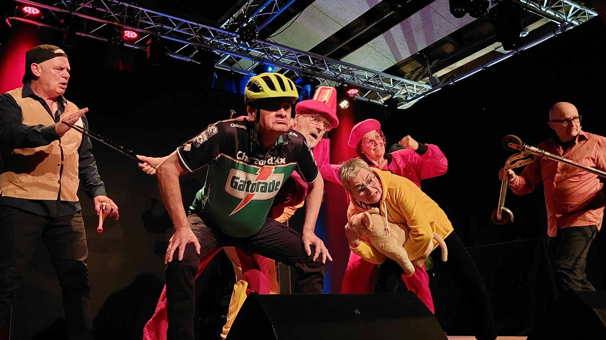 Bunte Szene der Stunk-unplugged-Tour auf eine Bühne.