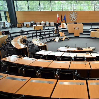 Handwerker arbeiten im Plenarsaal des Landtags in Erfurt, wo am 26. September die konstituierende Sitzung des 8. Thüringer Landtags stattfinden soll.