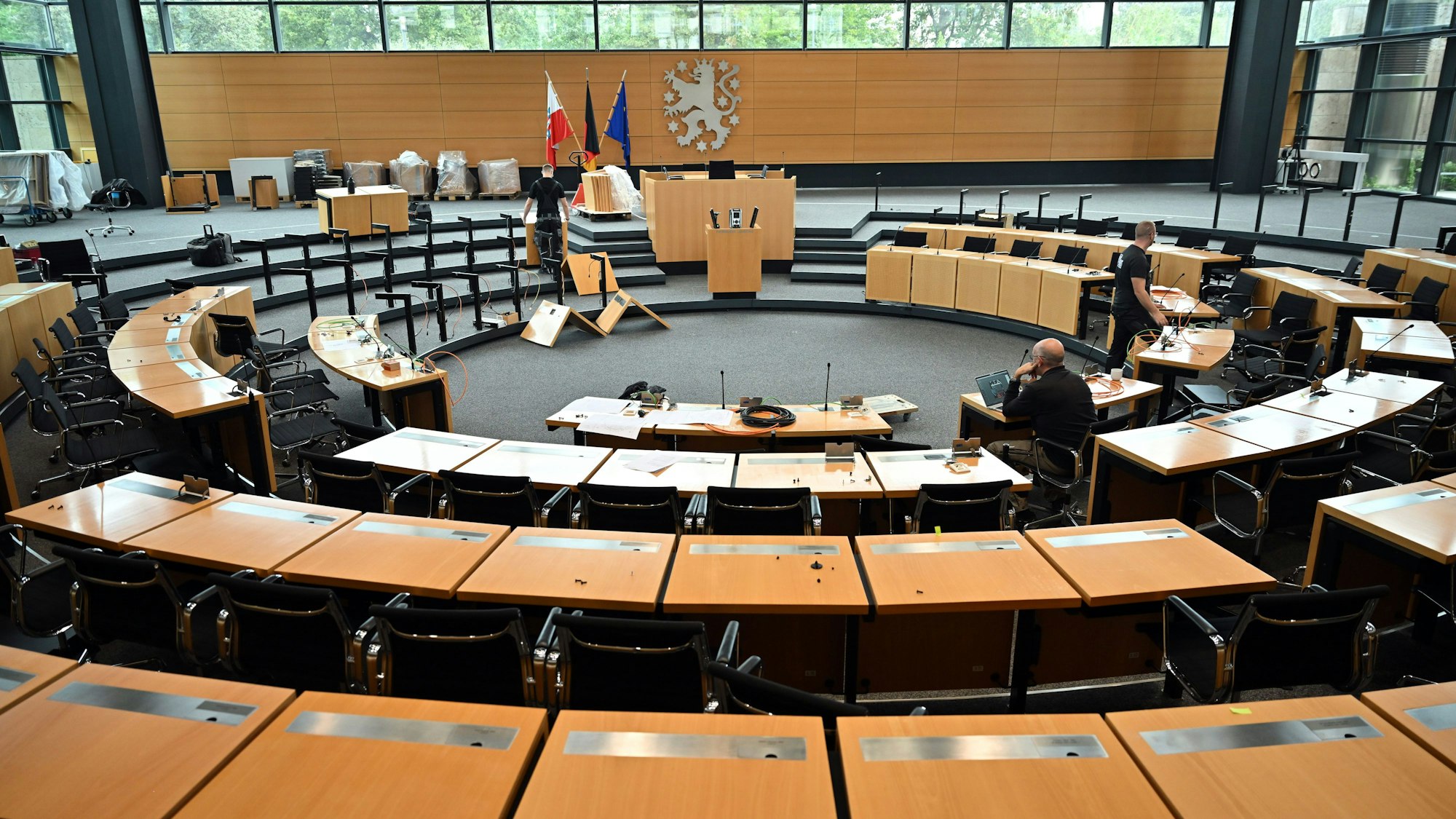 Handwerker arbeiten im Plenarsaal des Landtags in Erfurt, wo am 26. September die konstituierende Sitzung des 8. Thüringer Landtags stattfinden soll.