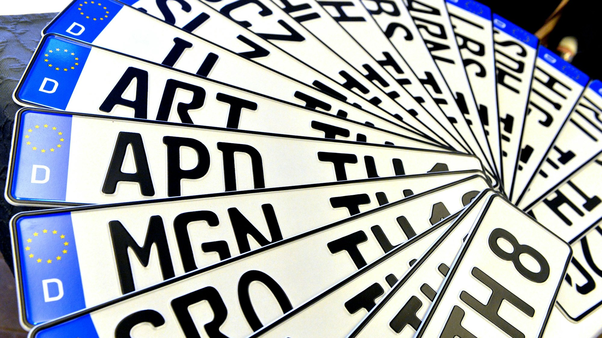 Auf dem Foto sind verschiedene Auto-Kennzeichen zu sehen.